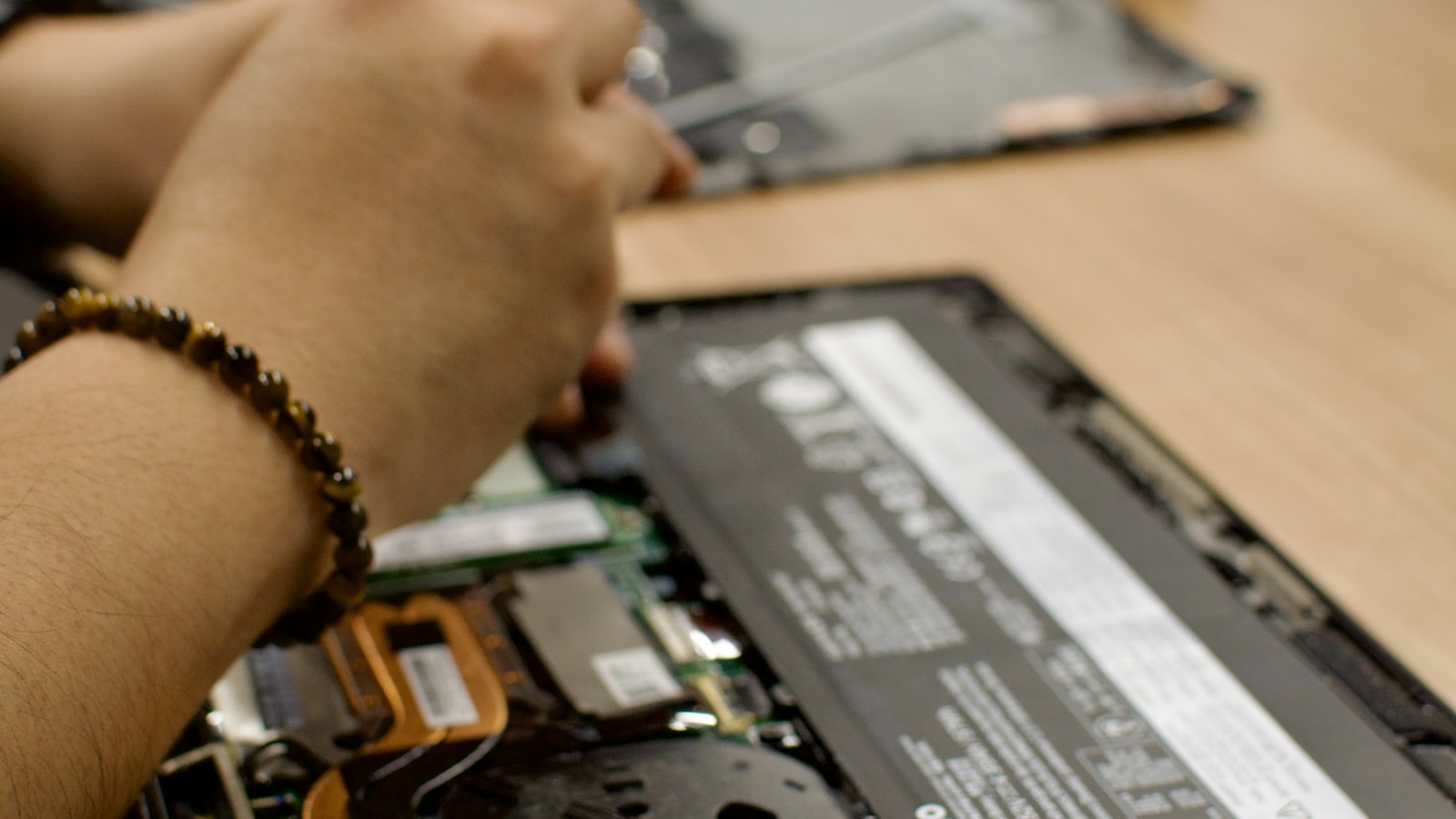 Reparación de PCs y laptops en empresas: cuándo corregir, cuándo renovar y cómo prevenir caídas